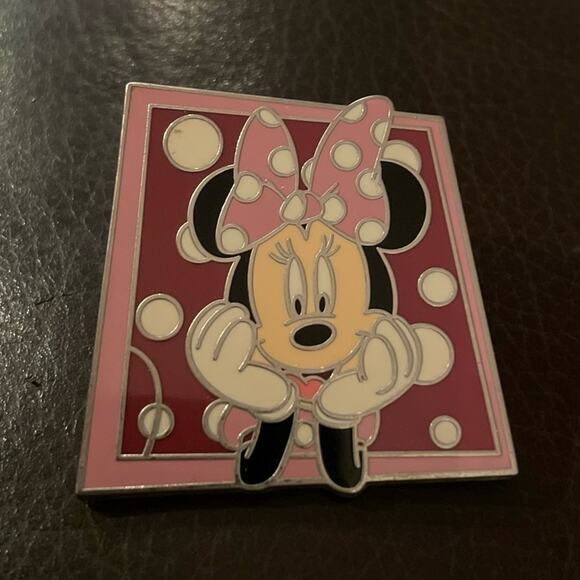 ⭐️ Disney Classic Minnie Mouse Pink Polka Dot Bow Trading Pin Disneyland Unisex - Picture 1 of 3